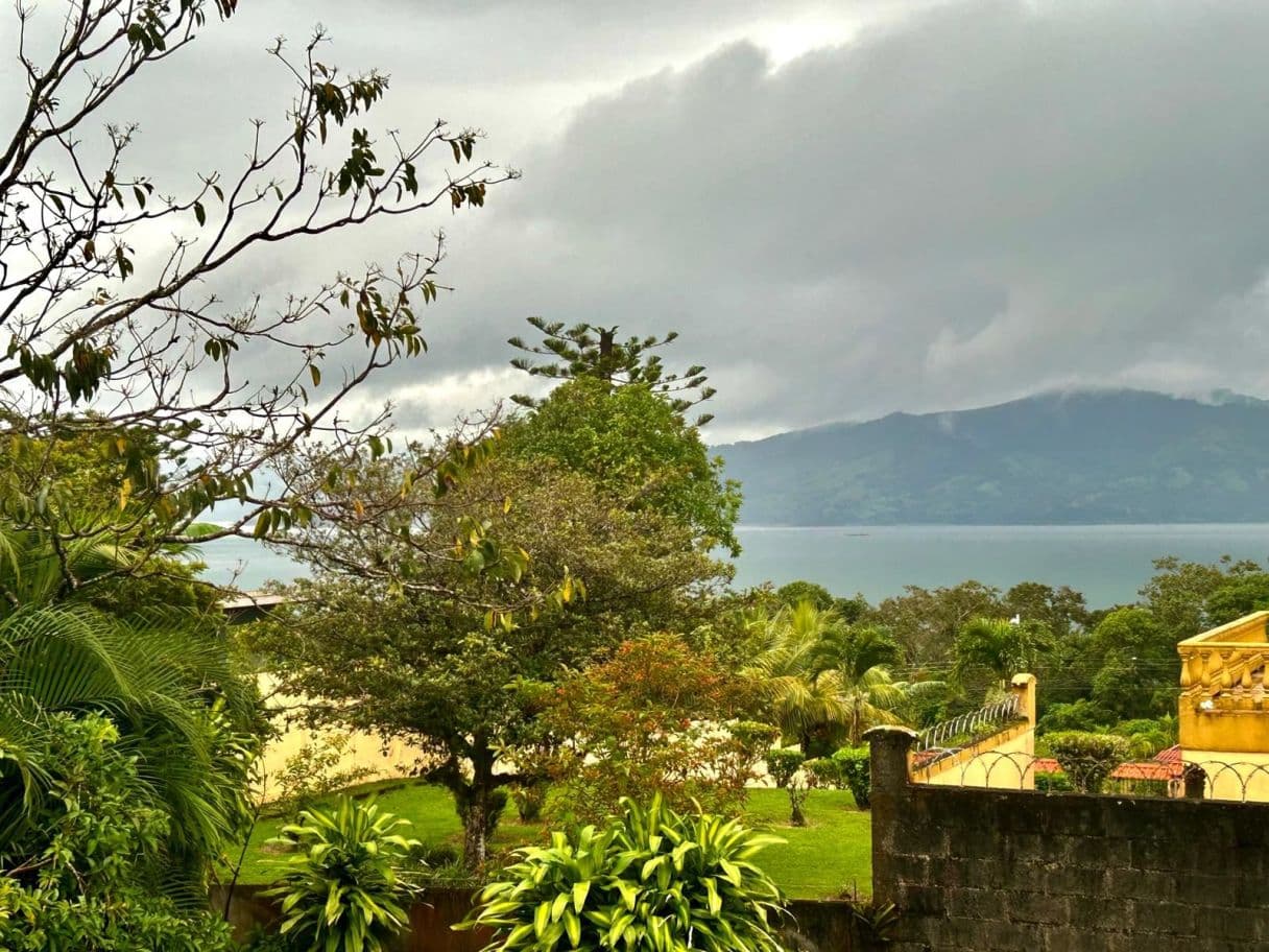 Modern New Build Overlooking Lake Arenal - Walkable to Downtown Nuevo Arenal, photo 2