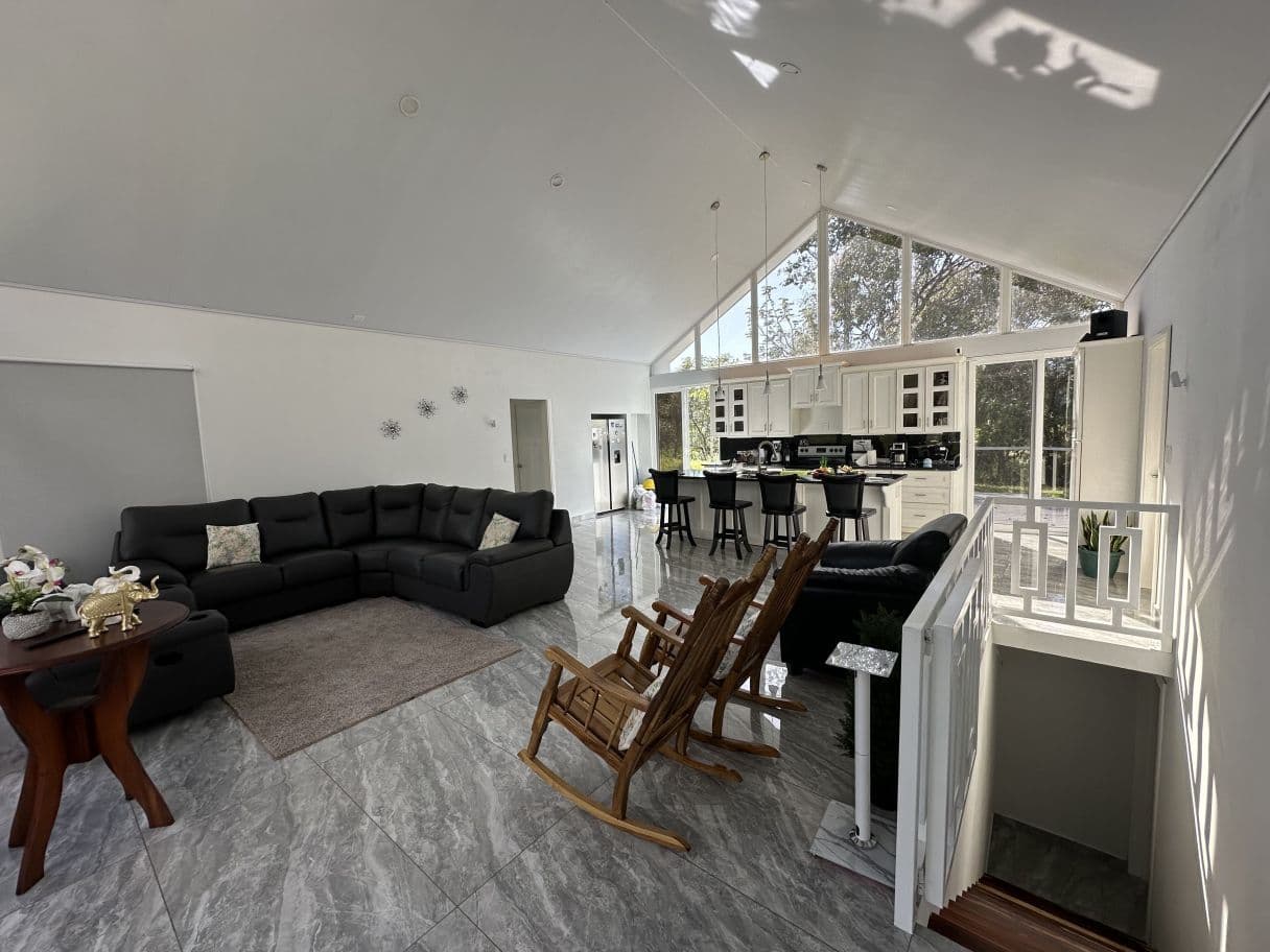 Luxury lakefront home, photo 17