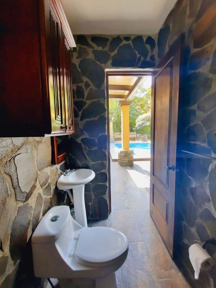 Lake-Access Luxury Villa with Pool, Jacuzzi & Guest House, photo 16