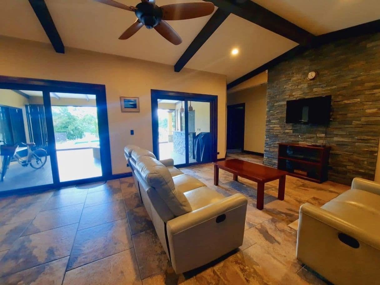 Lake-Access Luxury Villa with Pool, Jacuzzi & Guest House, photo 7