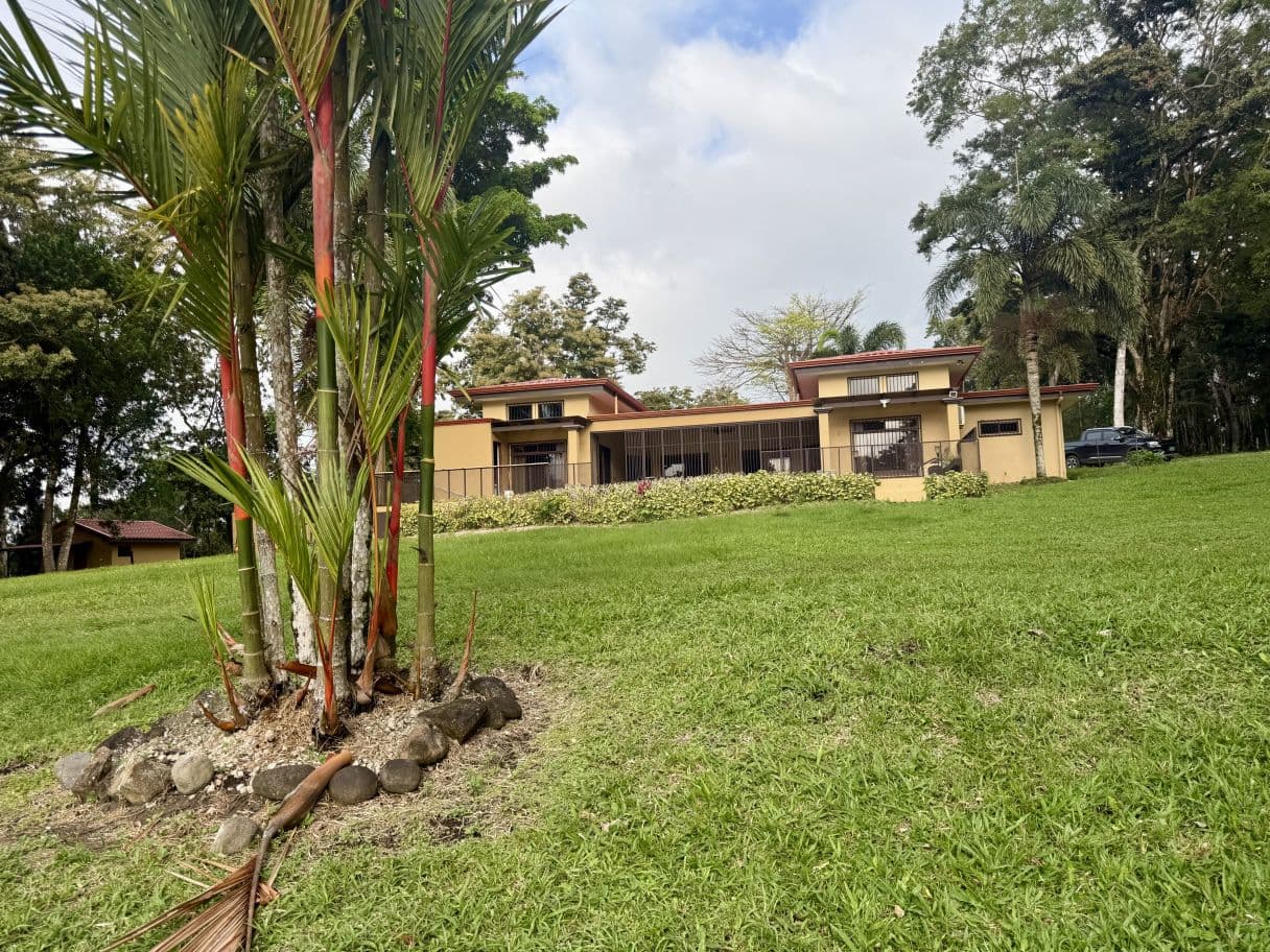 Lake-Access Luxury Villa with Pool, Jacuzzi & Guest House, photo 17