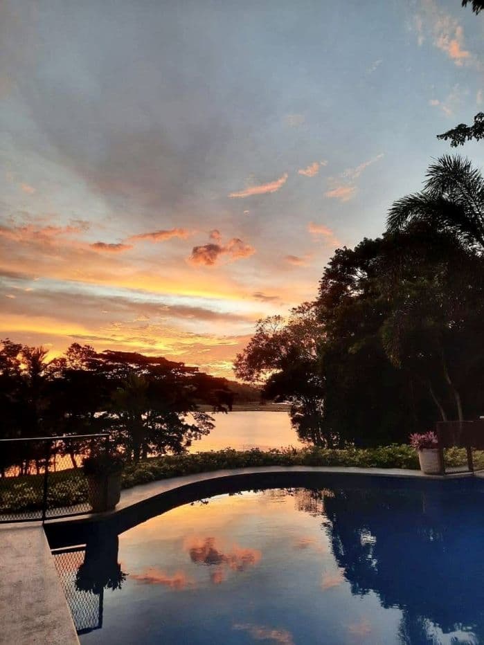 Lake-Access Luxury Villa with Pool, Jacuzzi & Guest House, photo 5