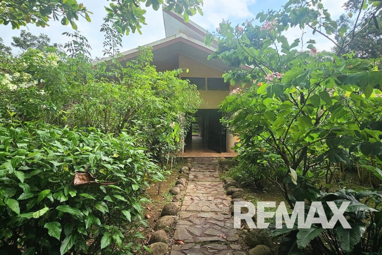 Spacious 3-Bed, 2-Bath Bungalow on a Large, Fenced Property Near La Fortuna – Garage with Guest House Potential!, photo 19