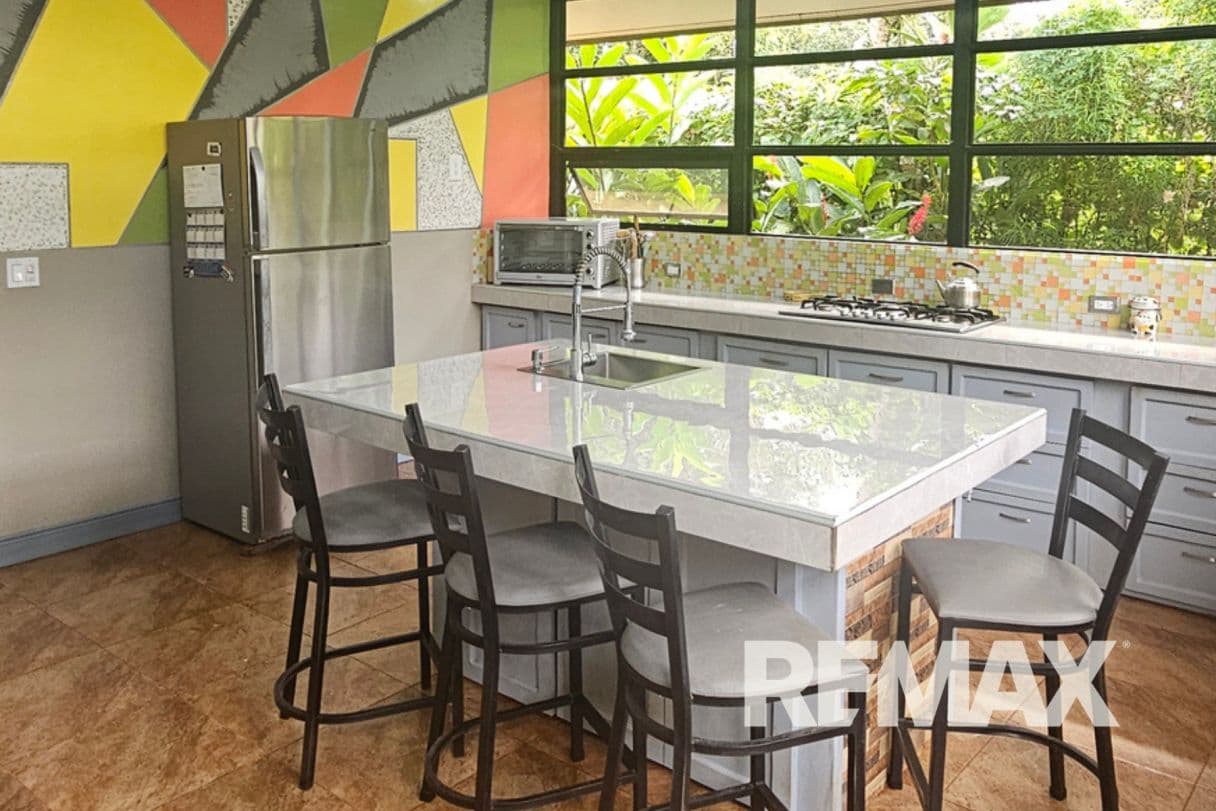 Spacious 3-Bed, 2-Bath Bungalow on a Large, Fenced Property Near La Fortuna – Garage with Guest House Potential!, photo 5