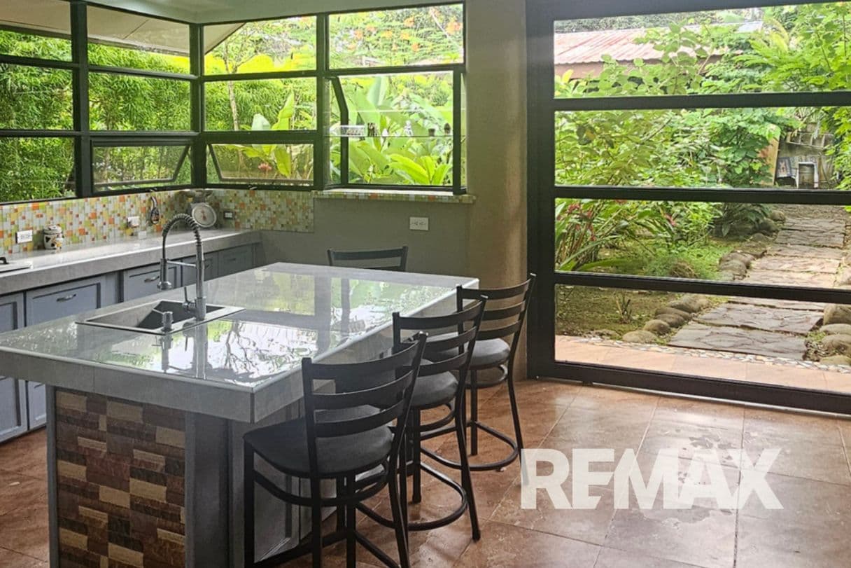 Spacious 3-Bed, 2-Bath Bungalow on a Large, Fenced Property Near La Fortuna – Garage with Guest House Potential!, photo 4