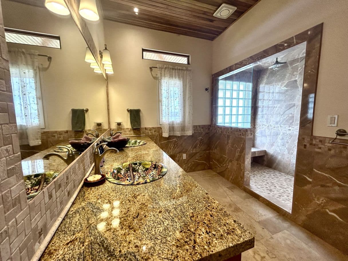Luxury Lakefront Home with Guest Suite and Panoramic Lake Arenal Views - Lake Paradise Nuevo Arenal, photo 23