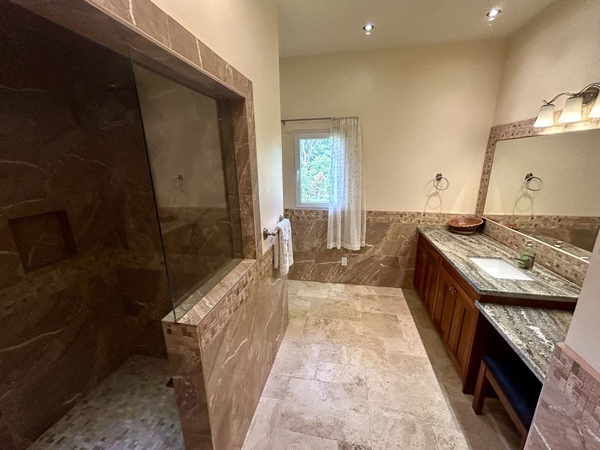 Luxury Lakefront Home with Guest Suite and Panoramic Lake Arenal Views - Lake Paradise Nuevo Arenal, photo 16
