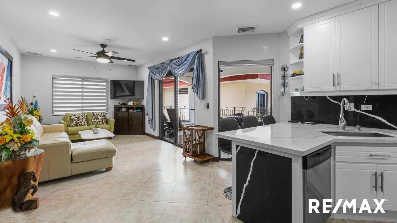 Tres Regalos 2-bedroom Oceanfront Condo, photo 5
