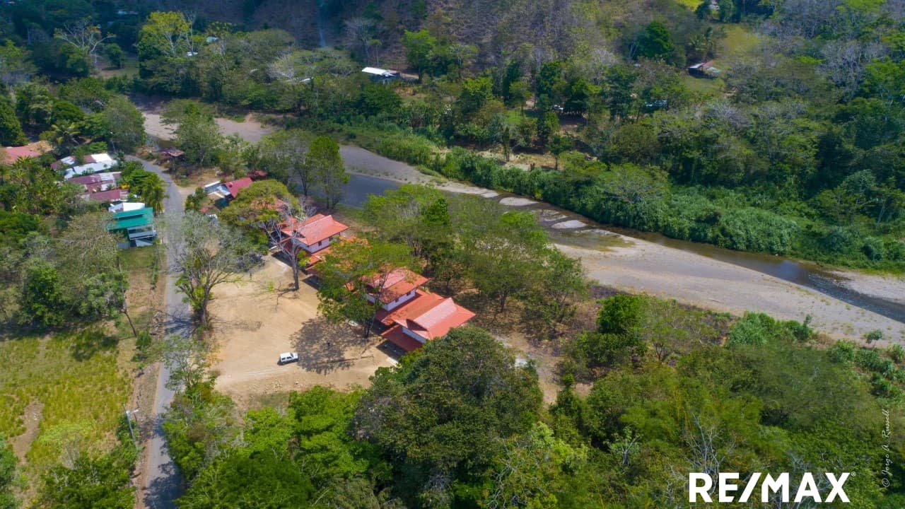 Spacious New Build on Expansive Lot, photo 2