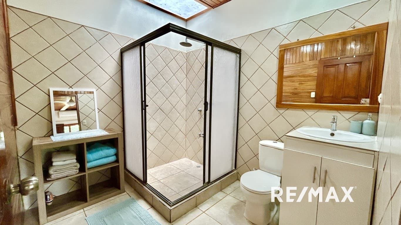 Beachside Bliss: Luxury Living with 9 rental incomes & Rooftop Yoga Deck!, photo 4