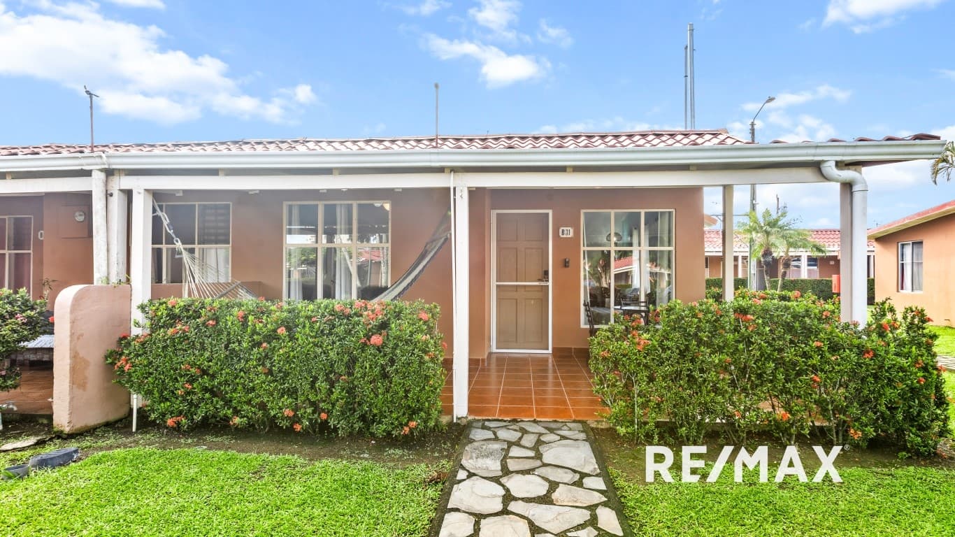 Charming 2-Bedroom Condo in Paradise – 3 Minutes walk to the Beach!, photo 2