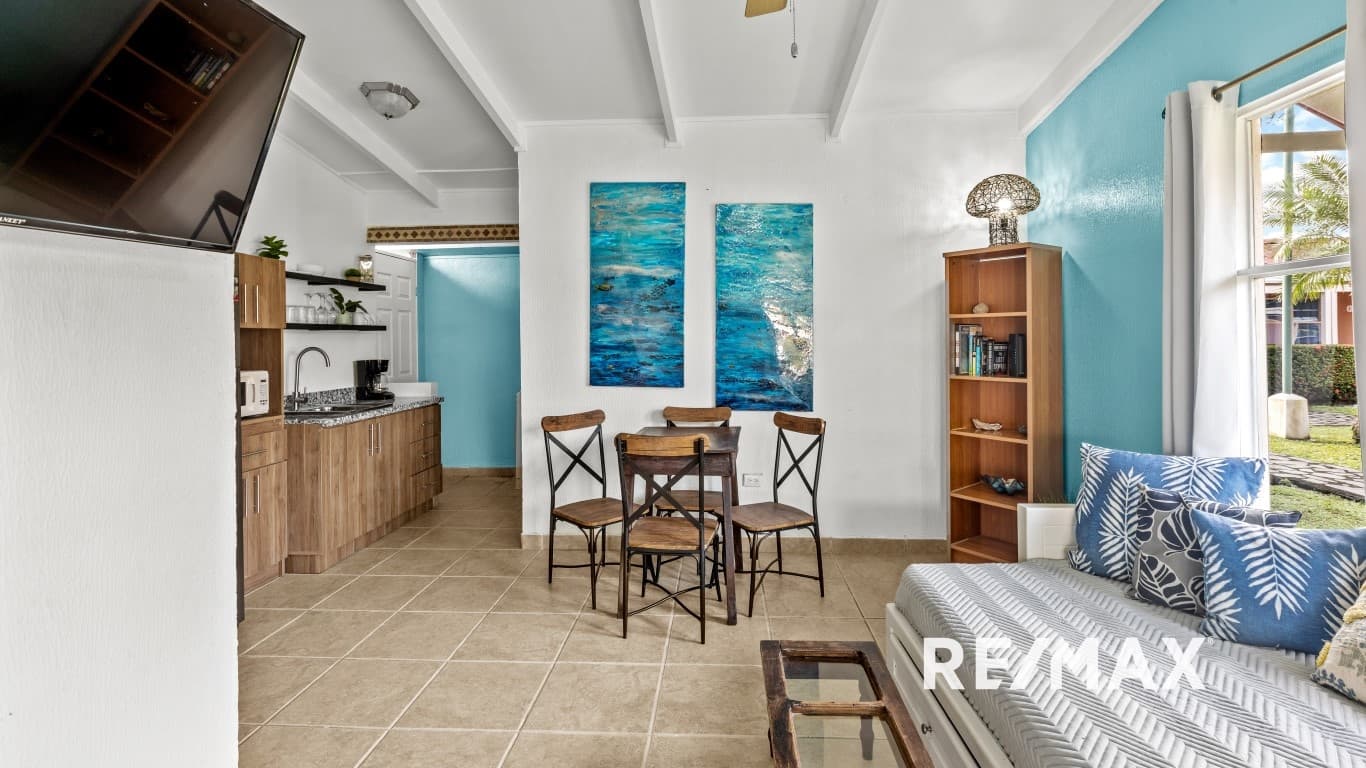 Charming 2-Bedroom Condo in Paradise – 3 Minutes walk to the Beach!, photo 4