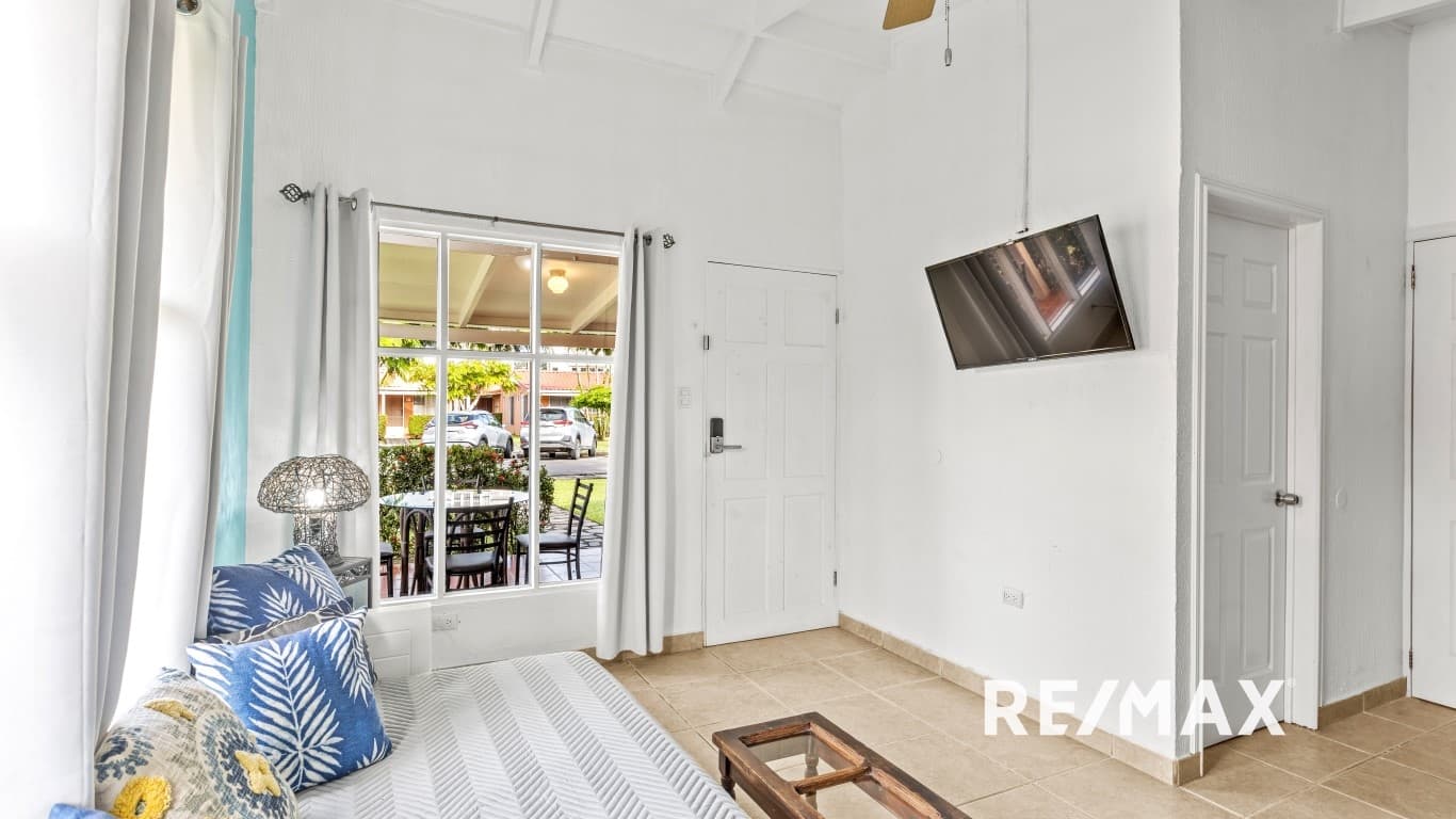 Charming 2-Bedroom Condo in Paradise – 3 Minutes walk to the Beach!, photo 6