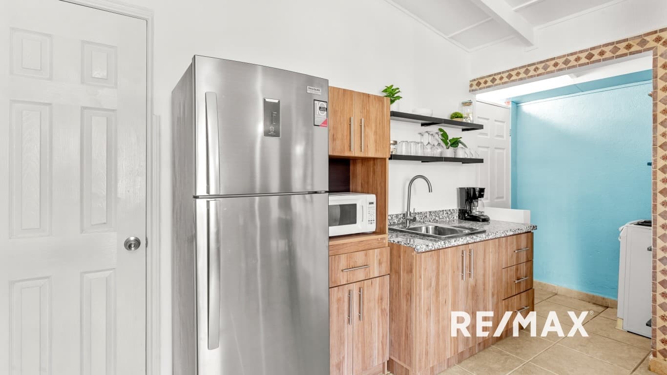 Charming 2-Bedroom Condo in Paradise – 3 Minutes walk to the Beach!, photo 9