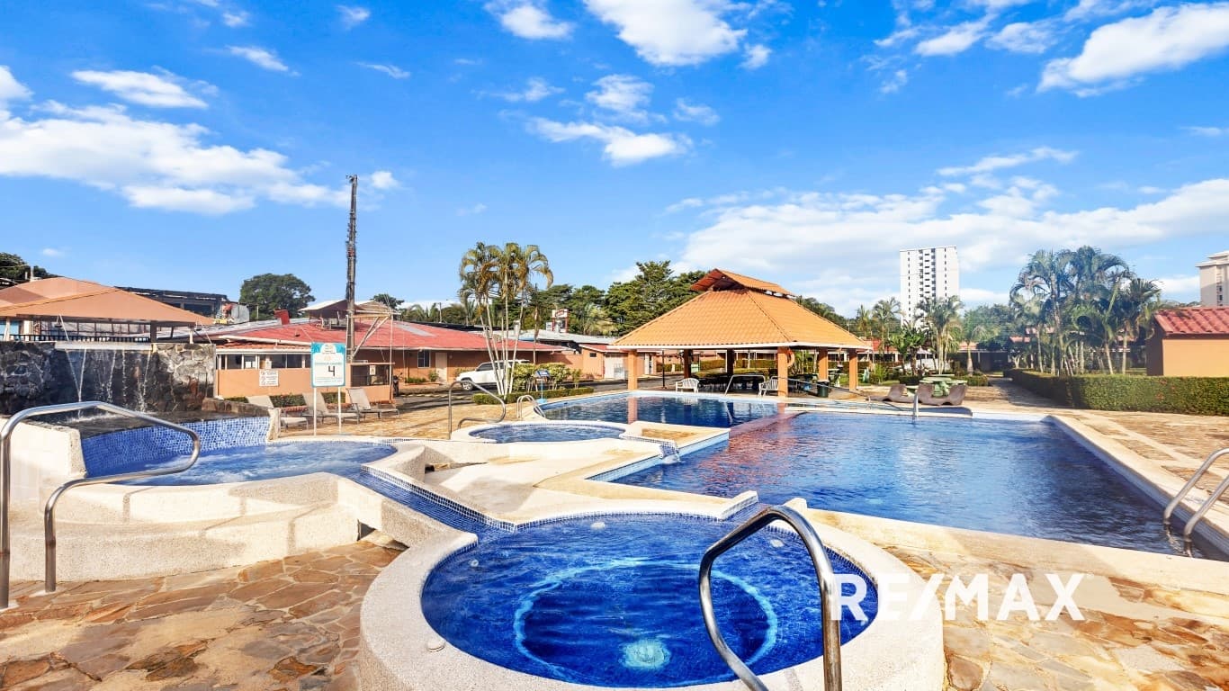Charming 2-Bedroom Condo in Paradise – 3 Minutes walk to the Beach!, photo 24