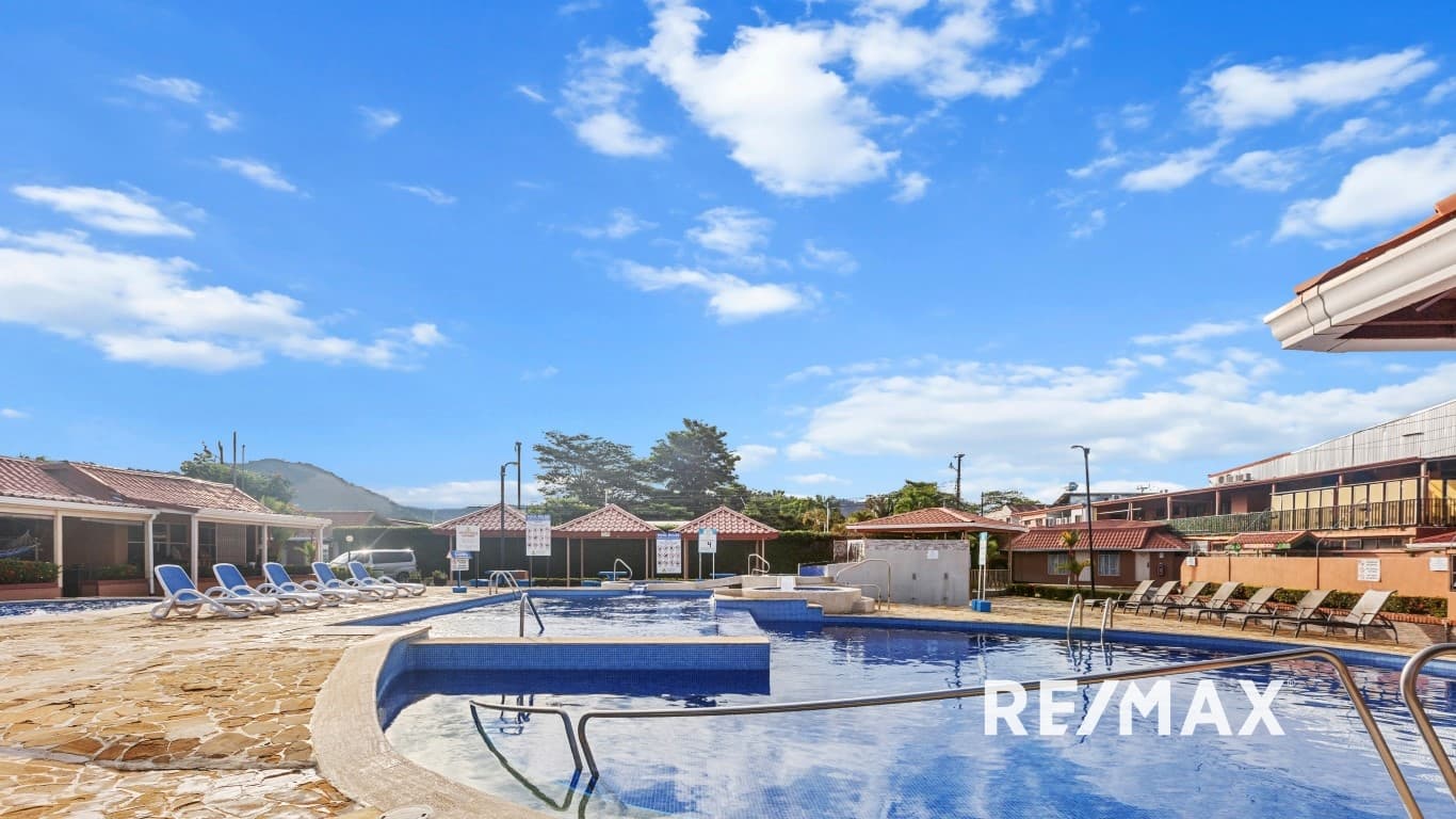 Charming 2-Bedroom Condo in Paradise – 3 Minutes walk to the Beach!, photo 25