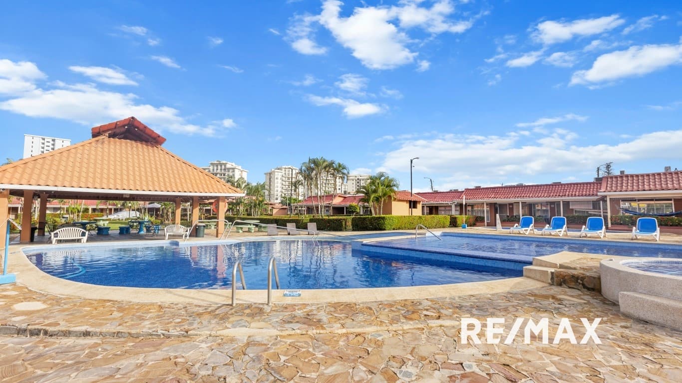 Charming 2-Bedroom Condo in Paradise – 3 Minutes walk to the Beach!, photo 27