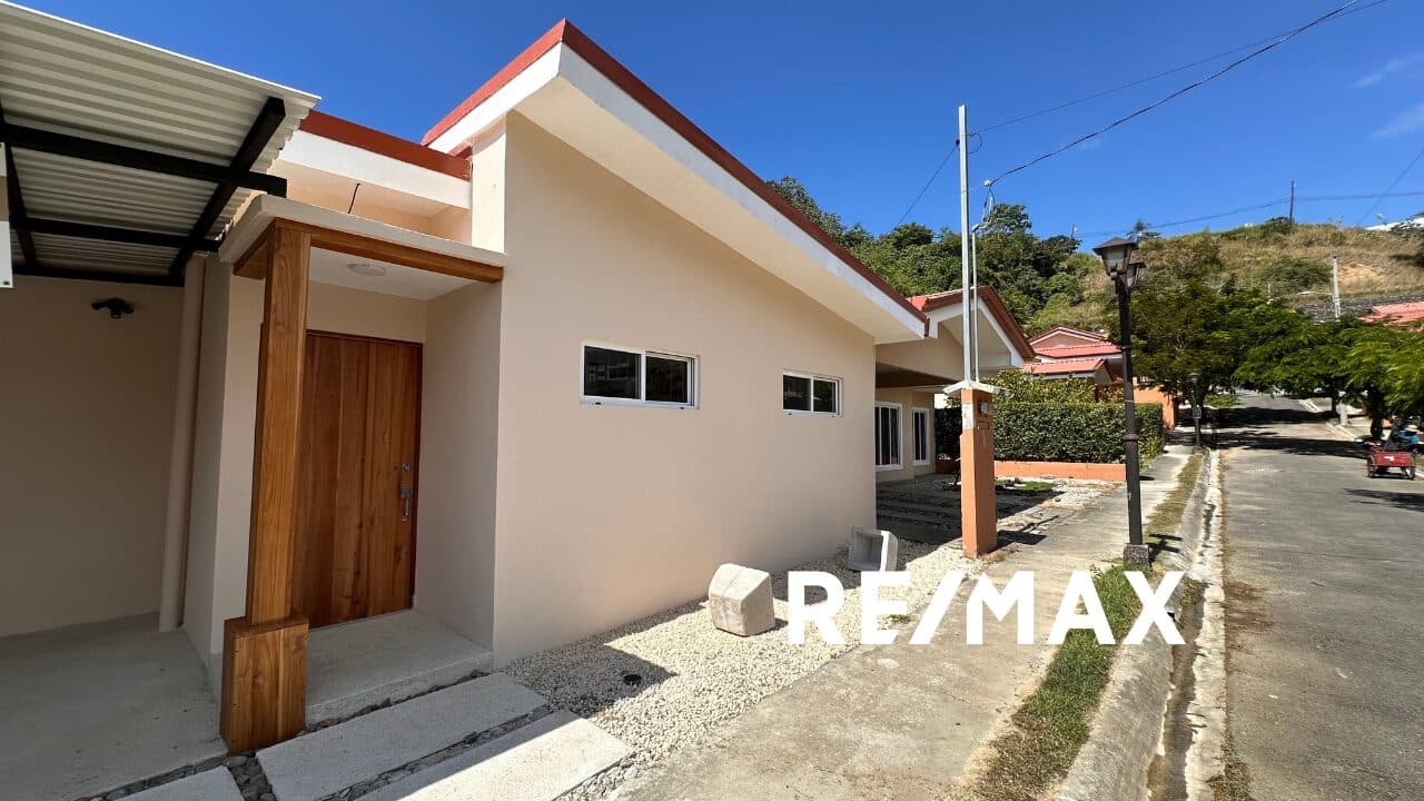 3-Bedroom Home in Gated Community, photo 2