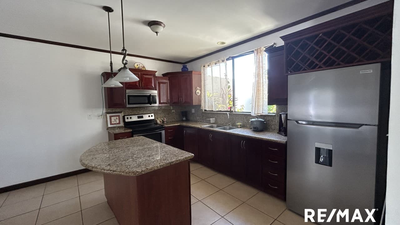 Investment Property in the Heart of Jacó — 5 Townhouse Apartments with Pool and Tiki Bar, photo 4