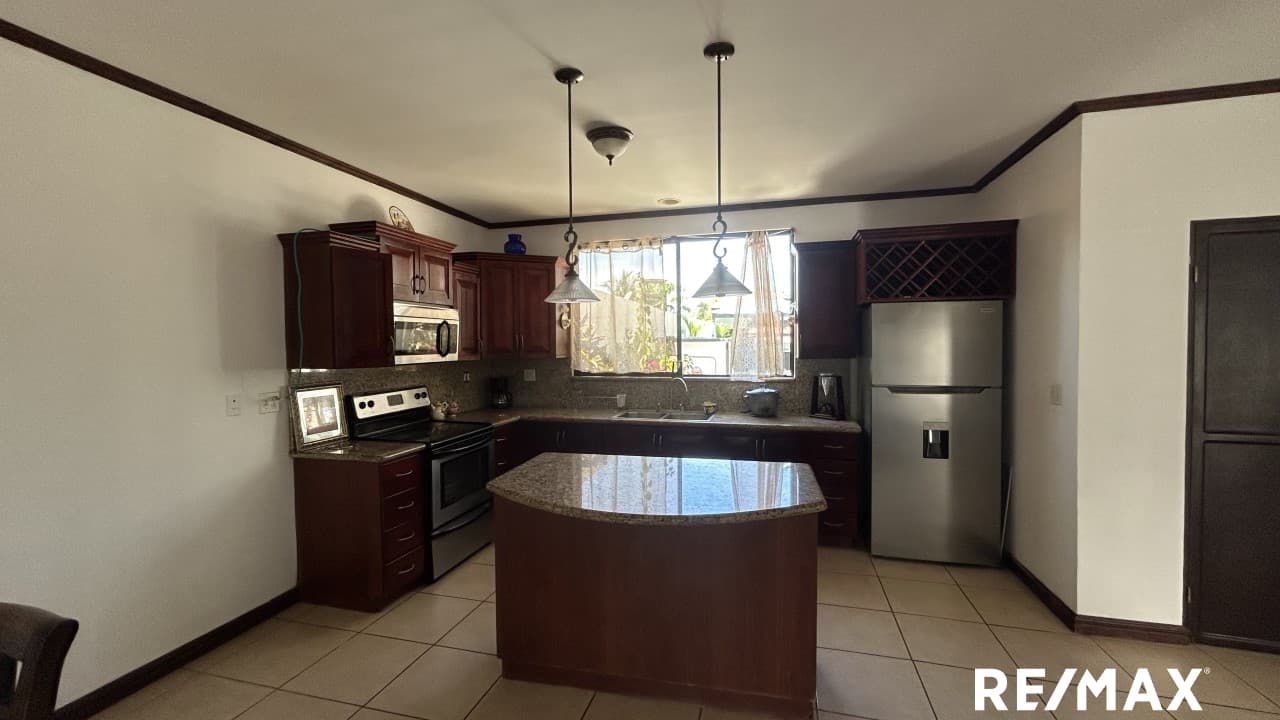 Investment Property in the Heart of Jacó — 5 Townhouse Apartments with Pool and Tiki Bar, photo 6