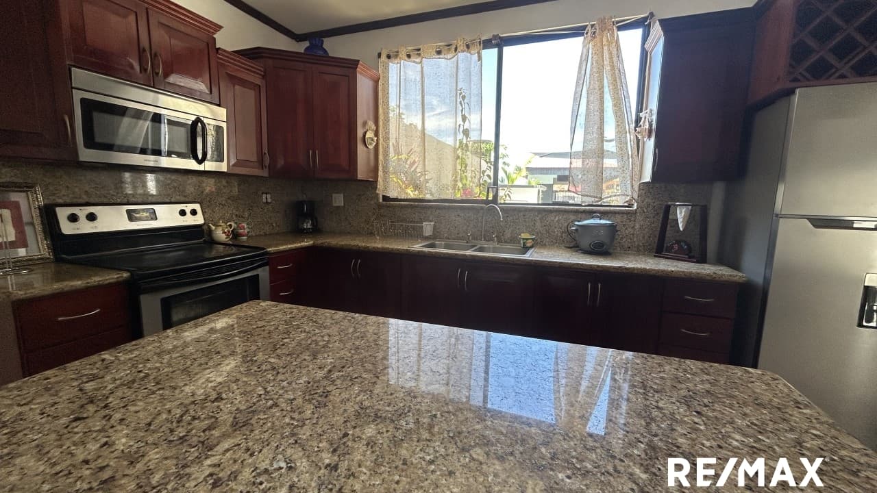 Investment Property in the Heart of Jacó — 5 Townhouse Apartments with Pool and Tiki Bar, photo 7