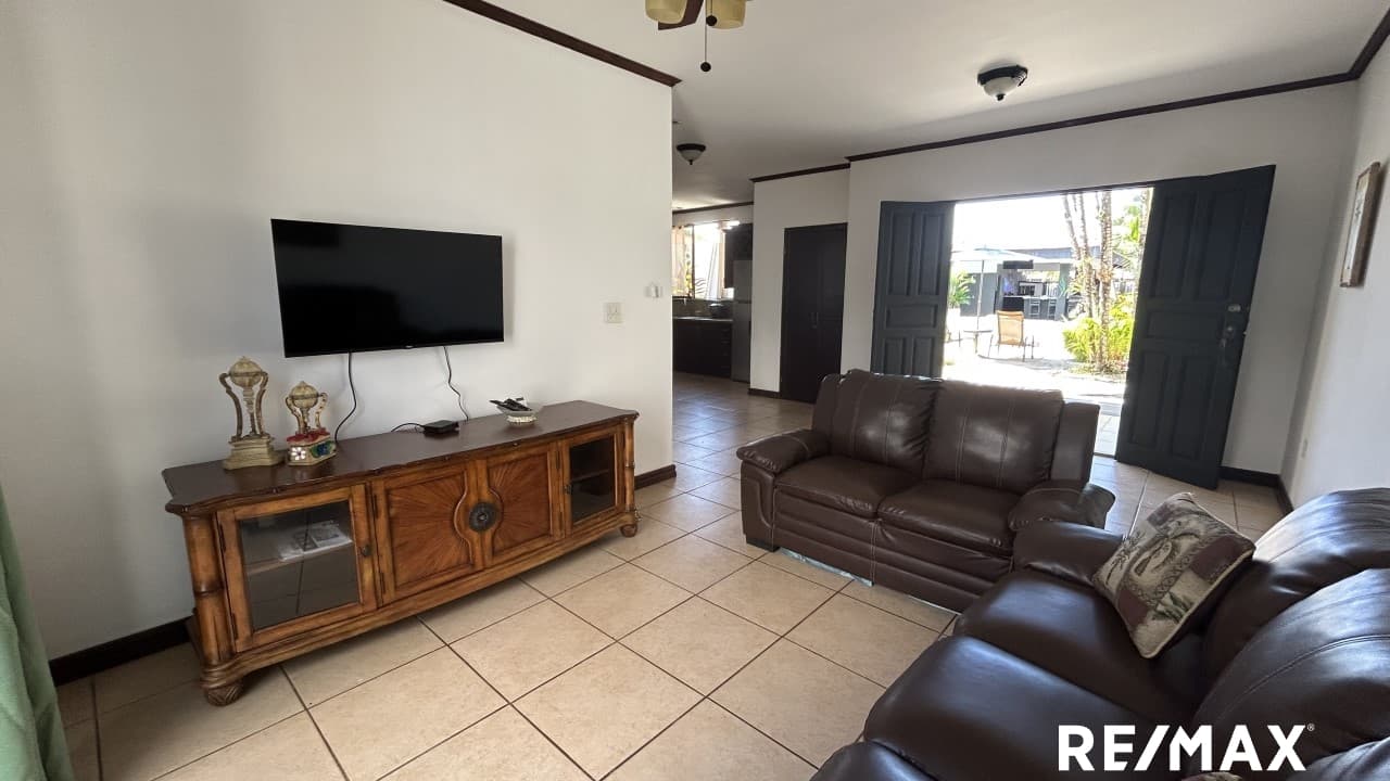 Investment Property in the Heart of Jacó — 5 Townhouse Apartments with Pool and Tiki Bar, photo 9