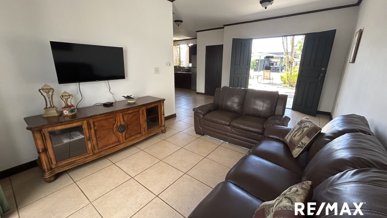 Investment Property in the Heart of Jacó — 5 Townhouse Apartments with Pool and Tiki Bar, photo 10