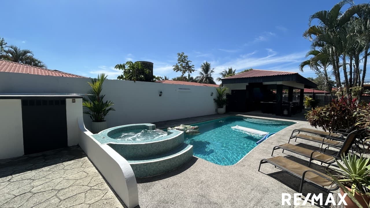 Investment Property in the Heart of Jacó — 5 Townhouse Apartments with Pool and Tiki Bar, photo 21