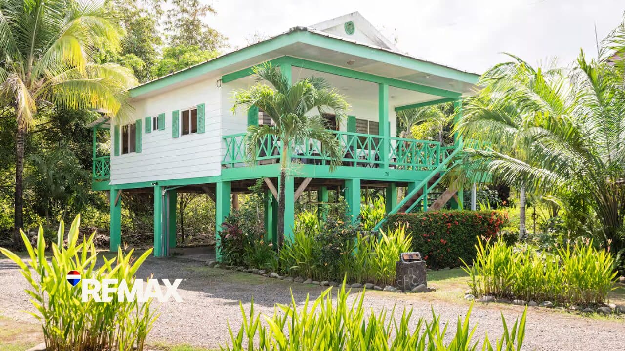 Charming Bungalow Just Steps from the Beach in Playa Hermosa, photo 2