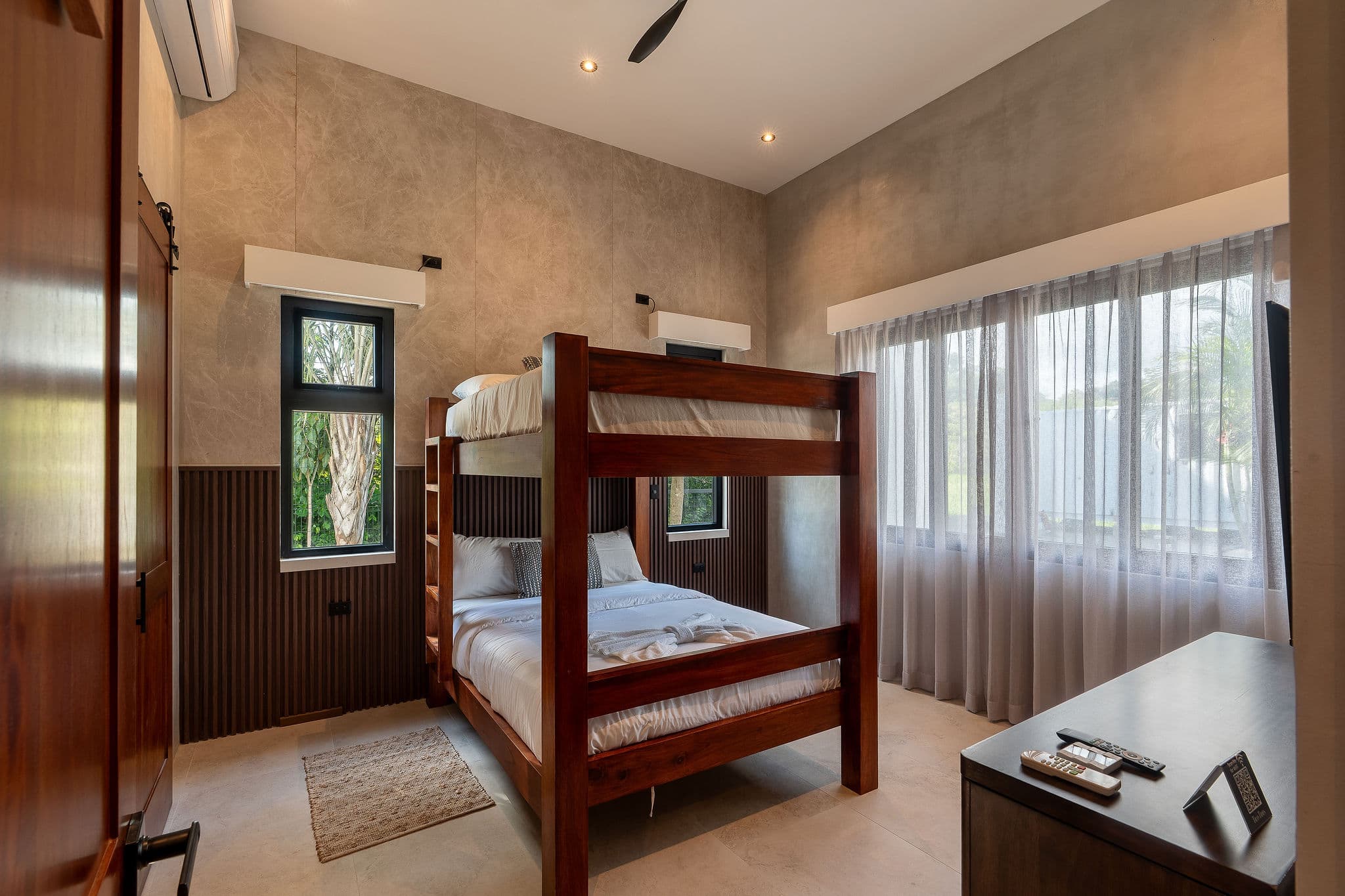 Oceanfront Luxury Home, photo 18