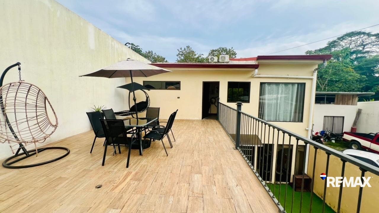 Spacious Tropical Beach Home, photo 5