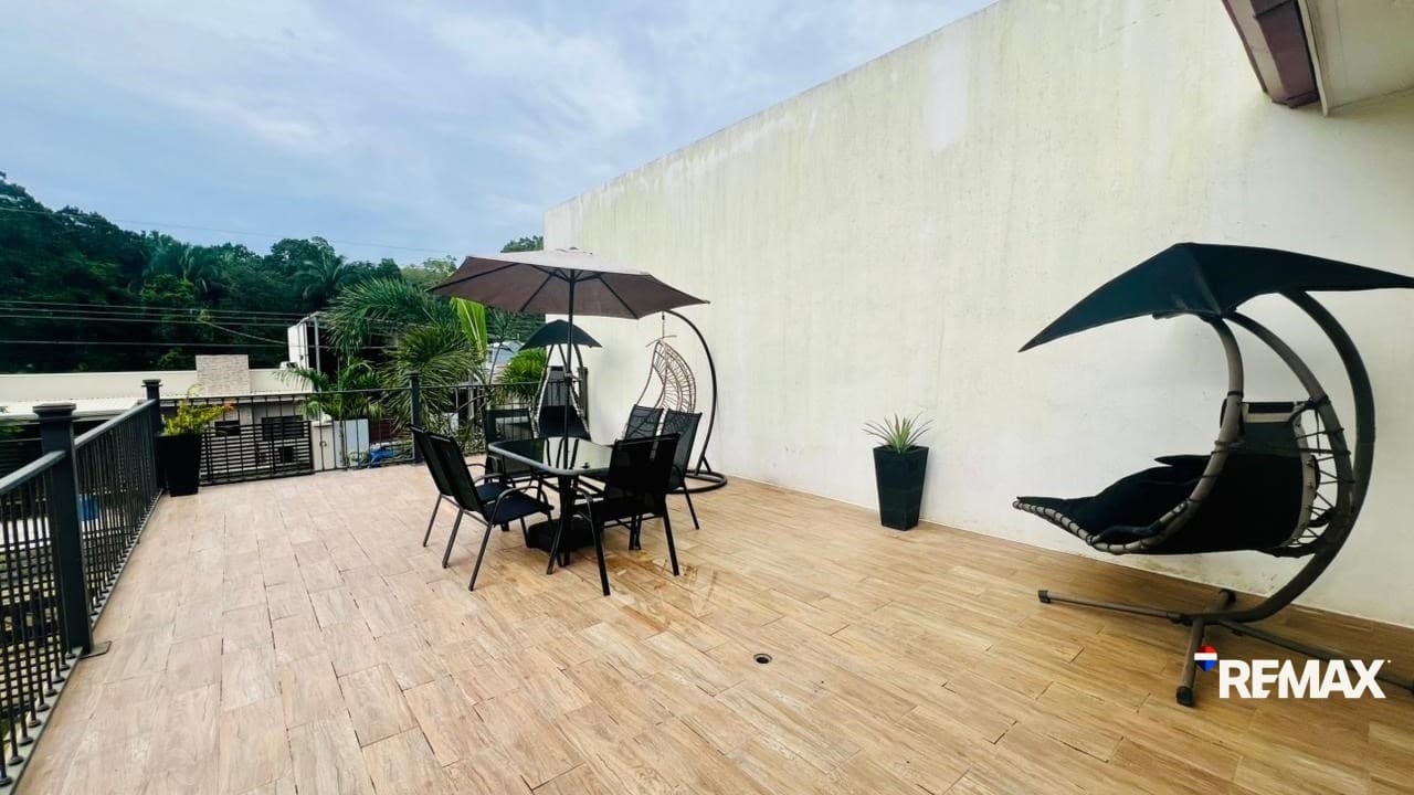 Spacious Tropical Beach Home, photo 17