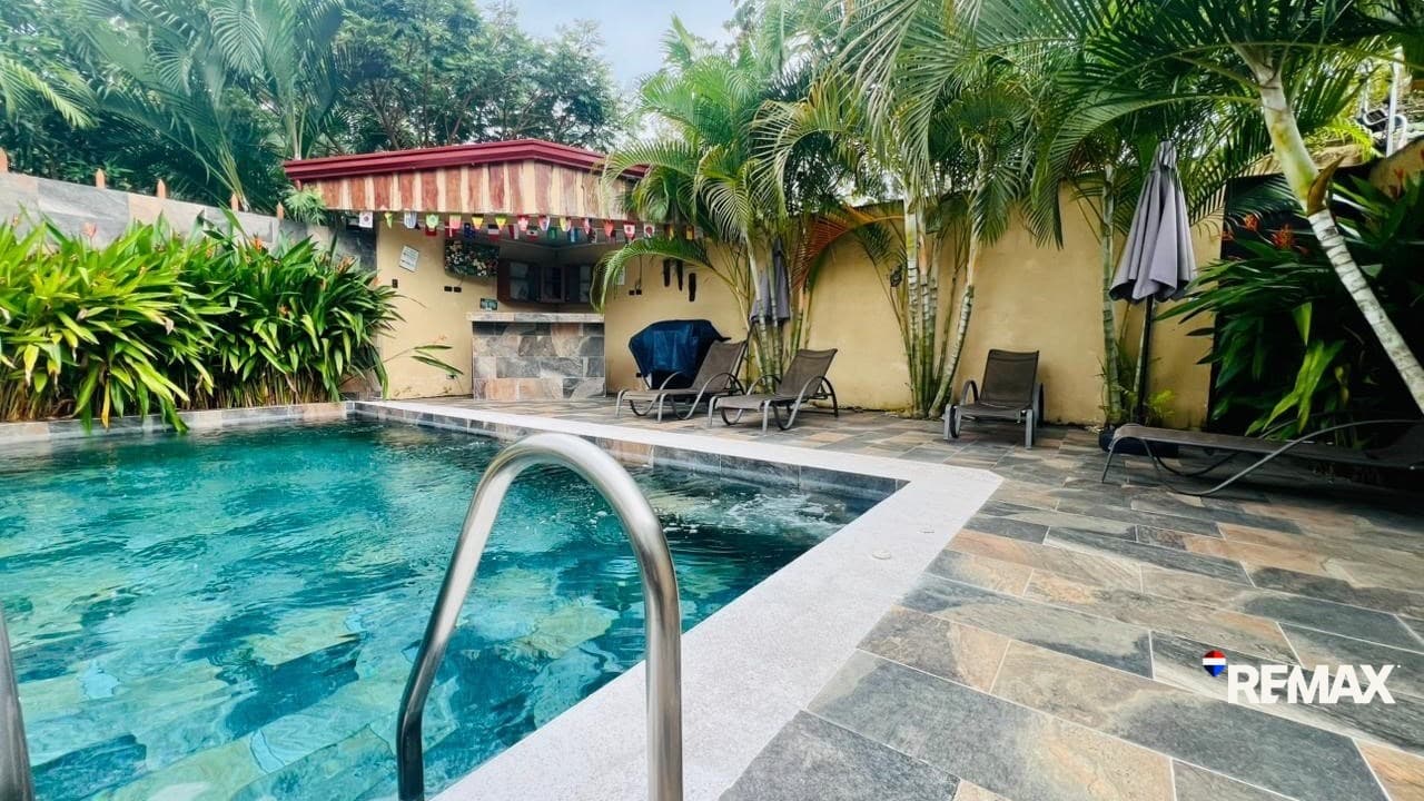 Spacious Tropical Beach Home, photo 18