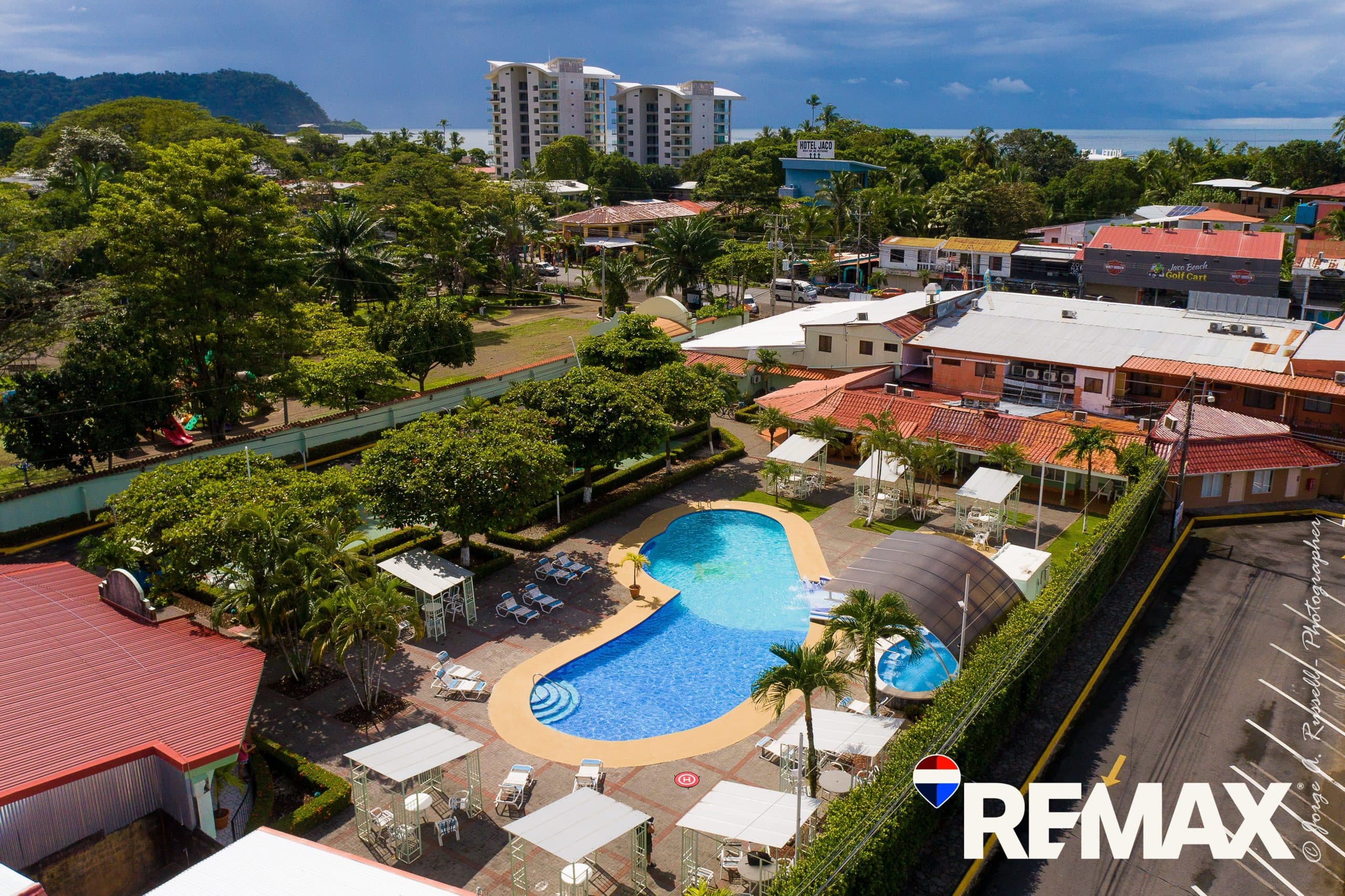 Tropical 2-Bedroom Poolside Condo, photo 15