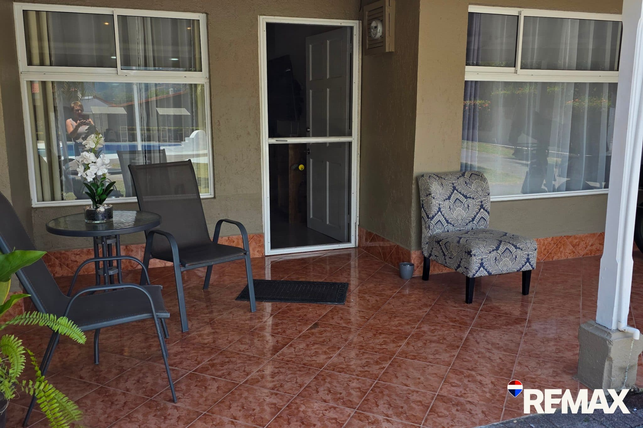 Pool front Tropical Condo | Fully Renovated | Walk to Beach, photo 2