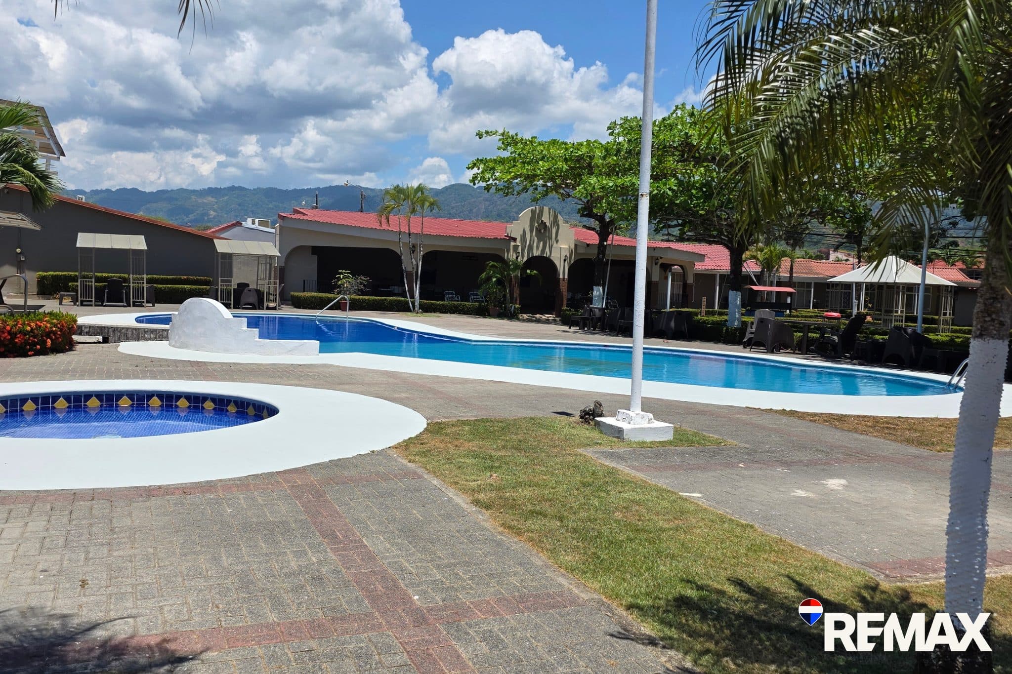 Pool front Tropical Condo | Fully Renovated | Walk to Beach, photo 3