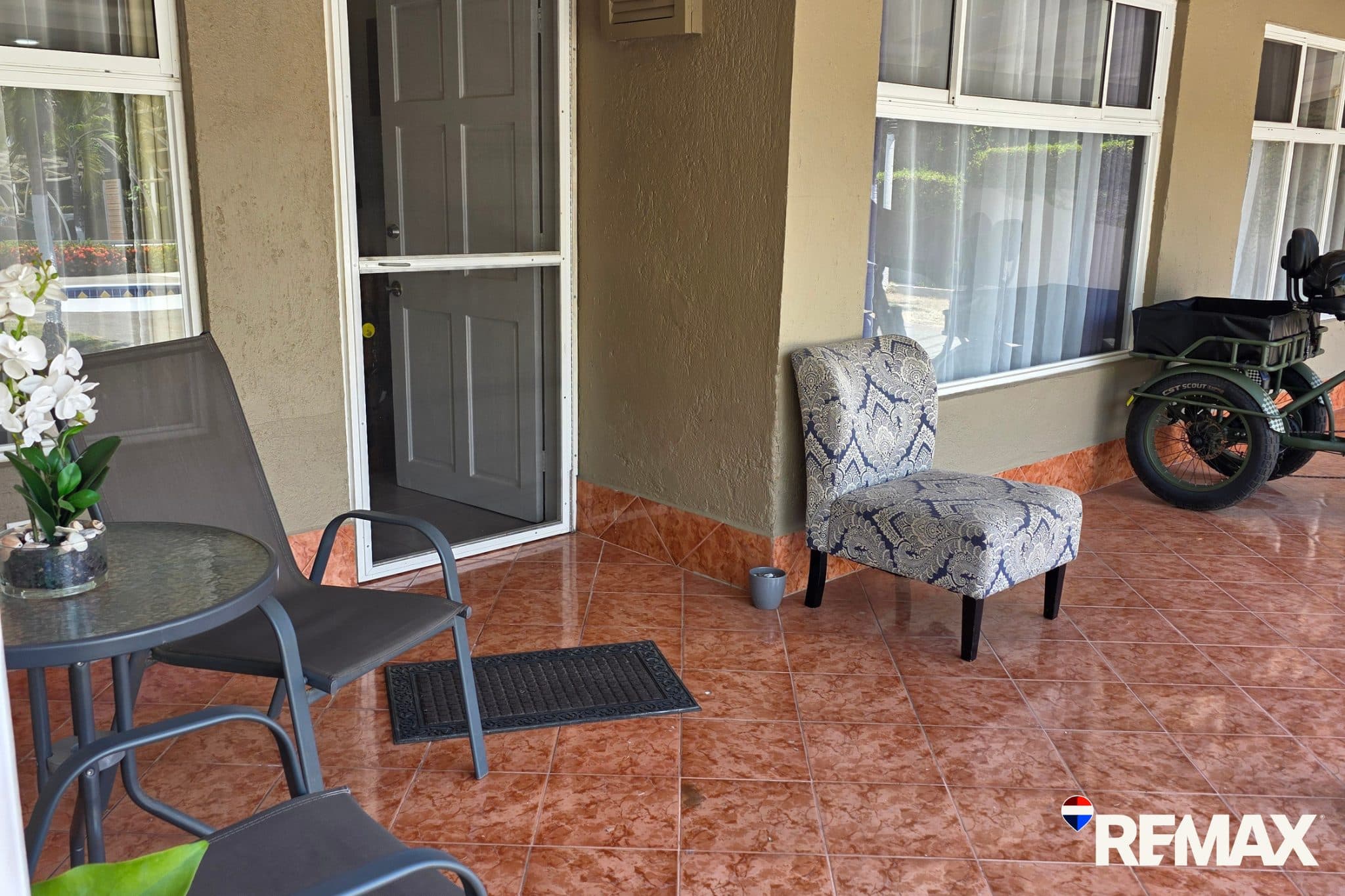 Pool front Tropical Condo | Fully Renovated | Walk to Beach, photo 4