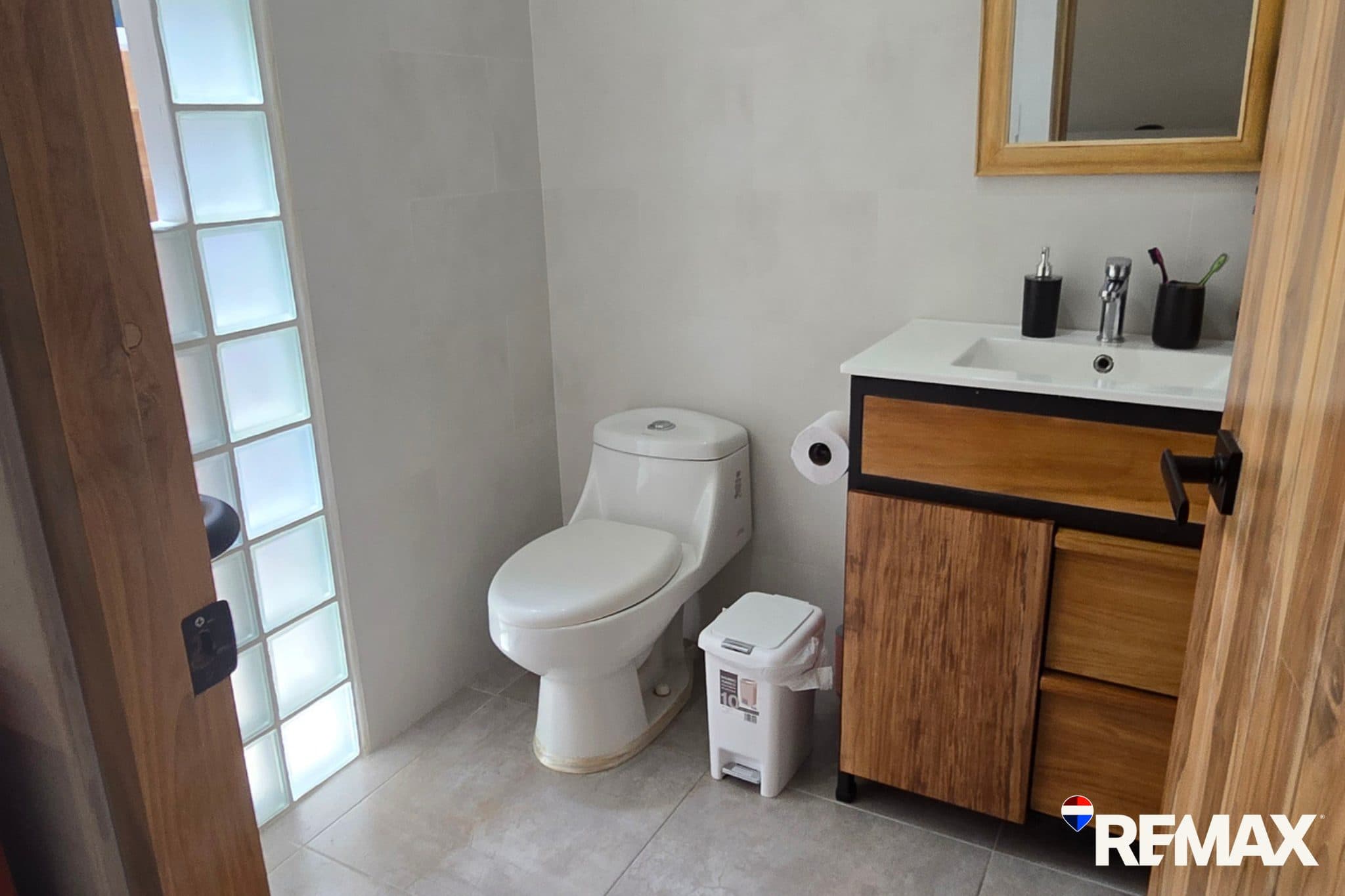 Pool front Tropical Condo | Fully Renovated | Walk to Beach, photo 7