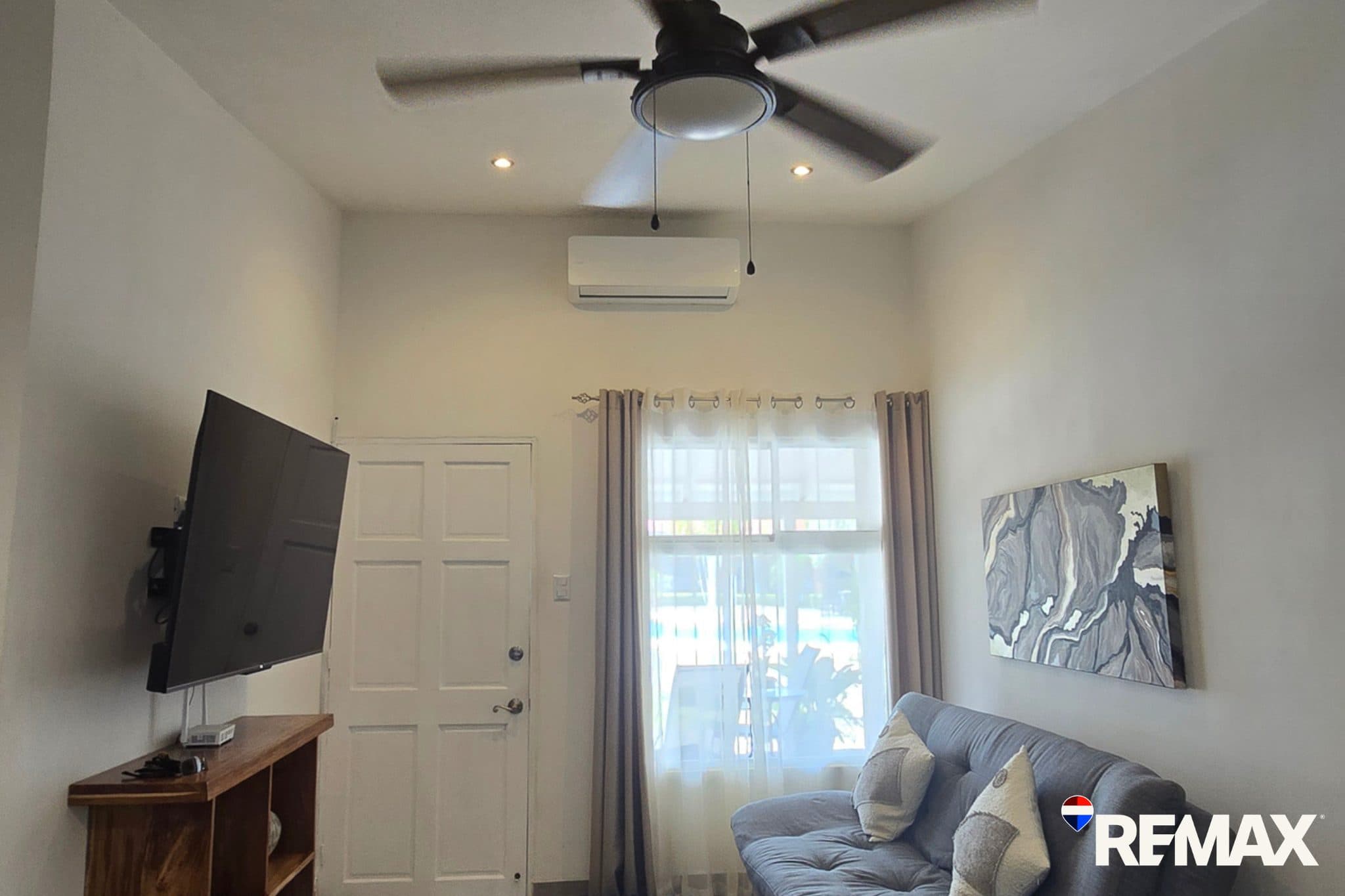 Pool front Tropical Condo | Fully Renovated | Walk to Beach, photo 8