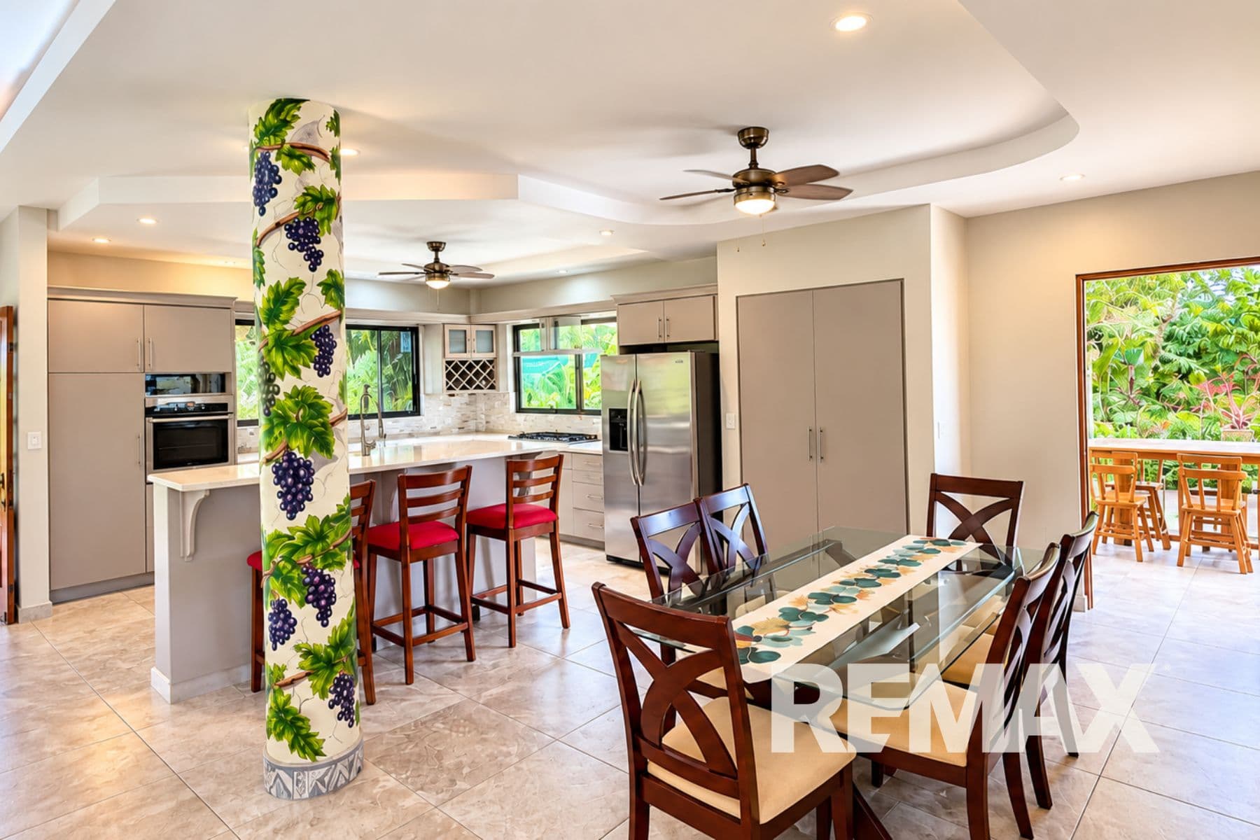 Spacious Tropical Home With Pool, photo 49