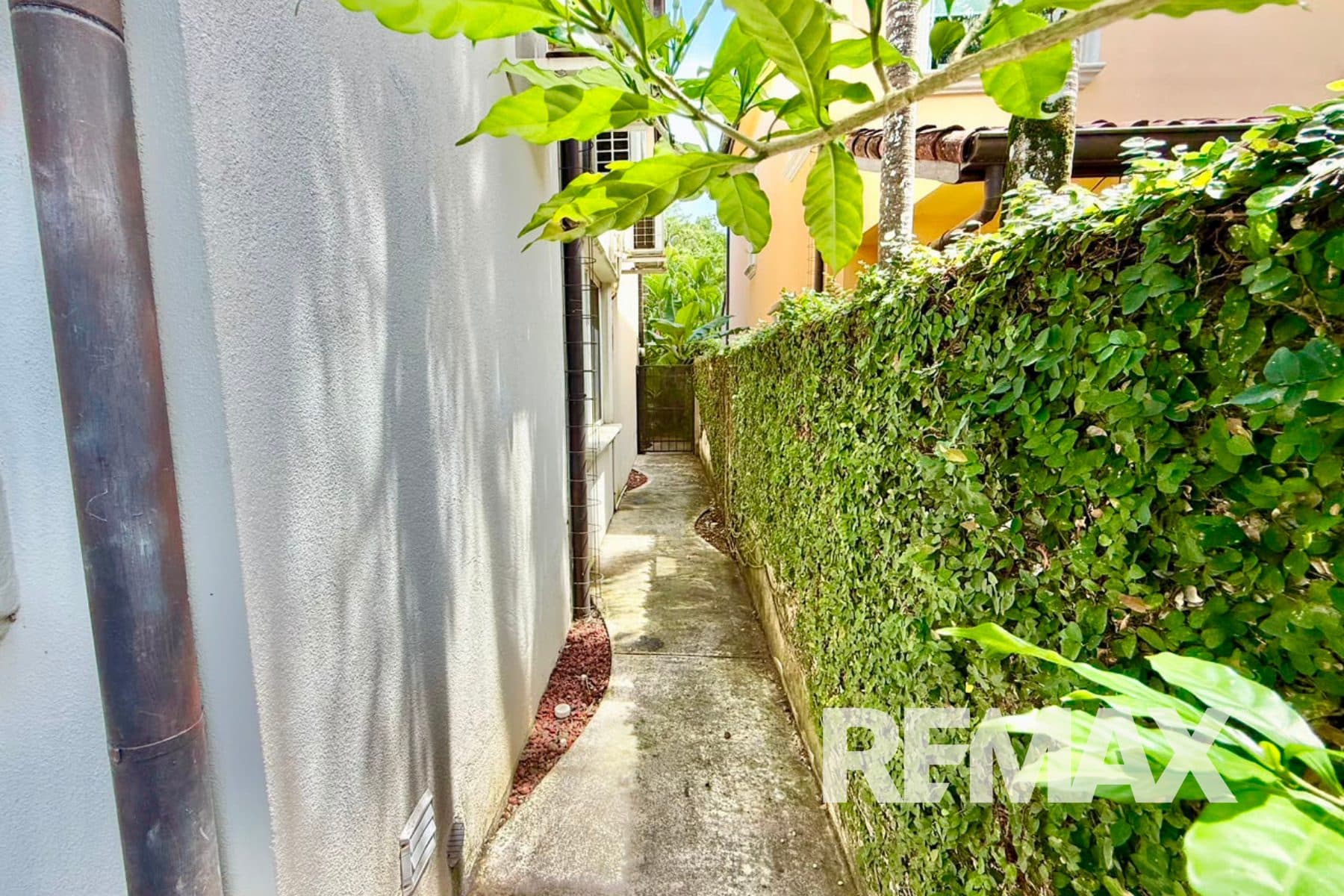 Las Nubes Gated Family Home, photo 25