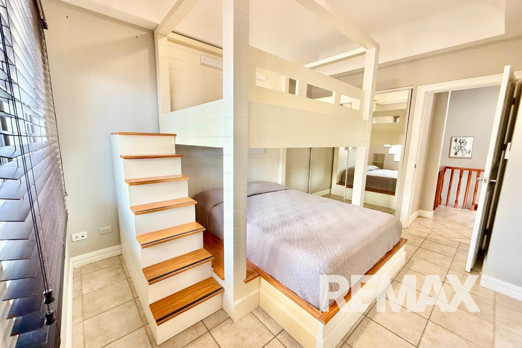 Las Nubes Gated Family Home, photo 9