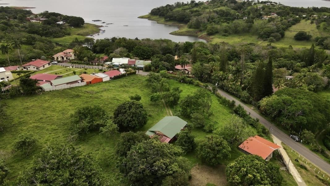 Lake view property, photo 3