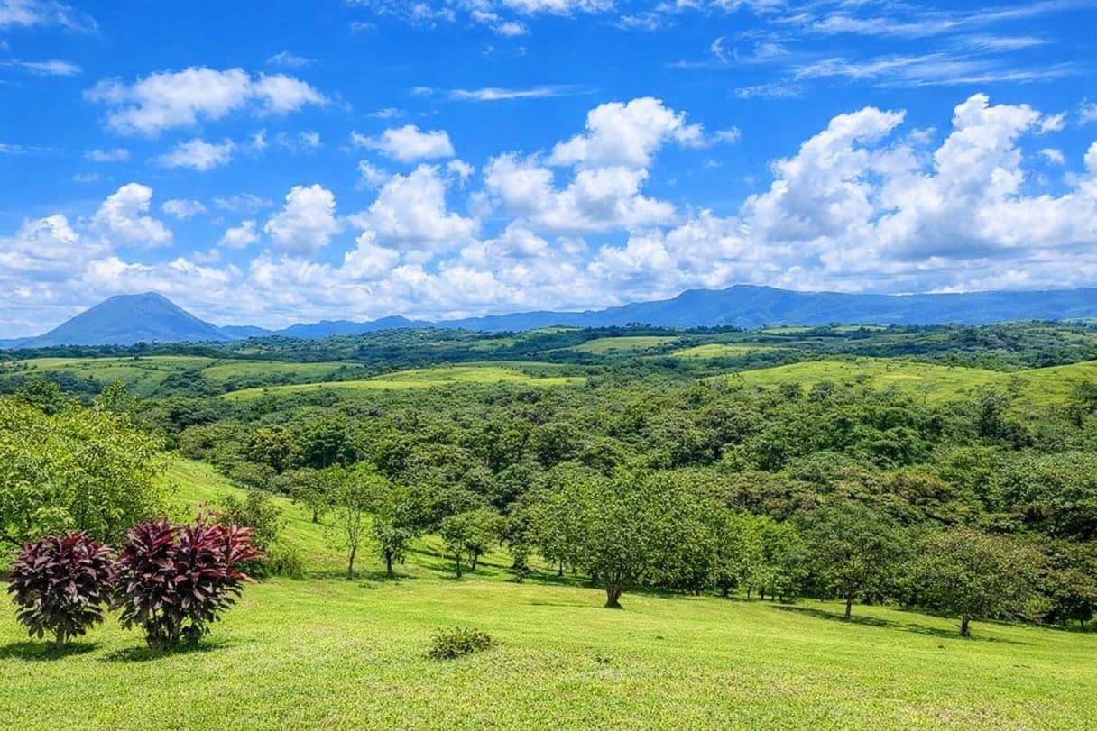 Breathtaking Volcano & Mountain View Home in Tranquil Lake Arenal Gated Community, photo 2