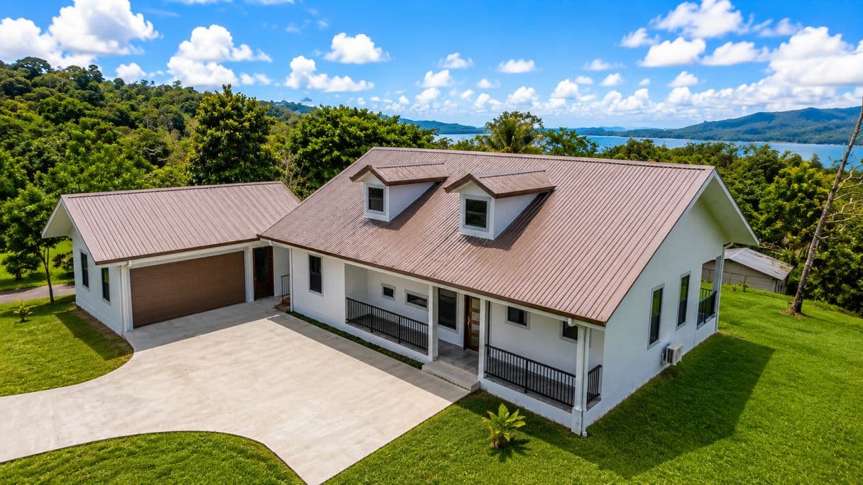 Brand-New Contemporary Lakeview Home with Detached Garage & Guest Studio | Lake Paradise, Nuevo Arenal