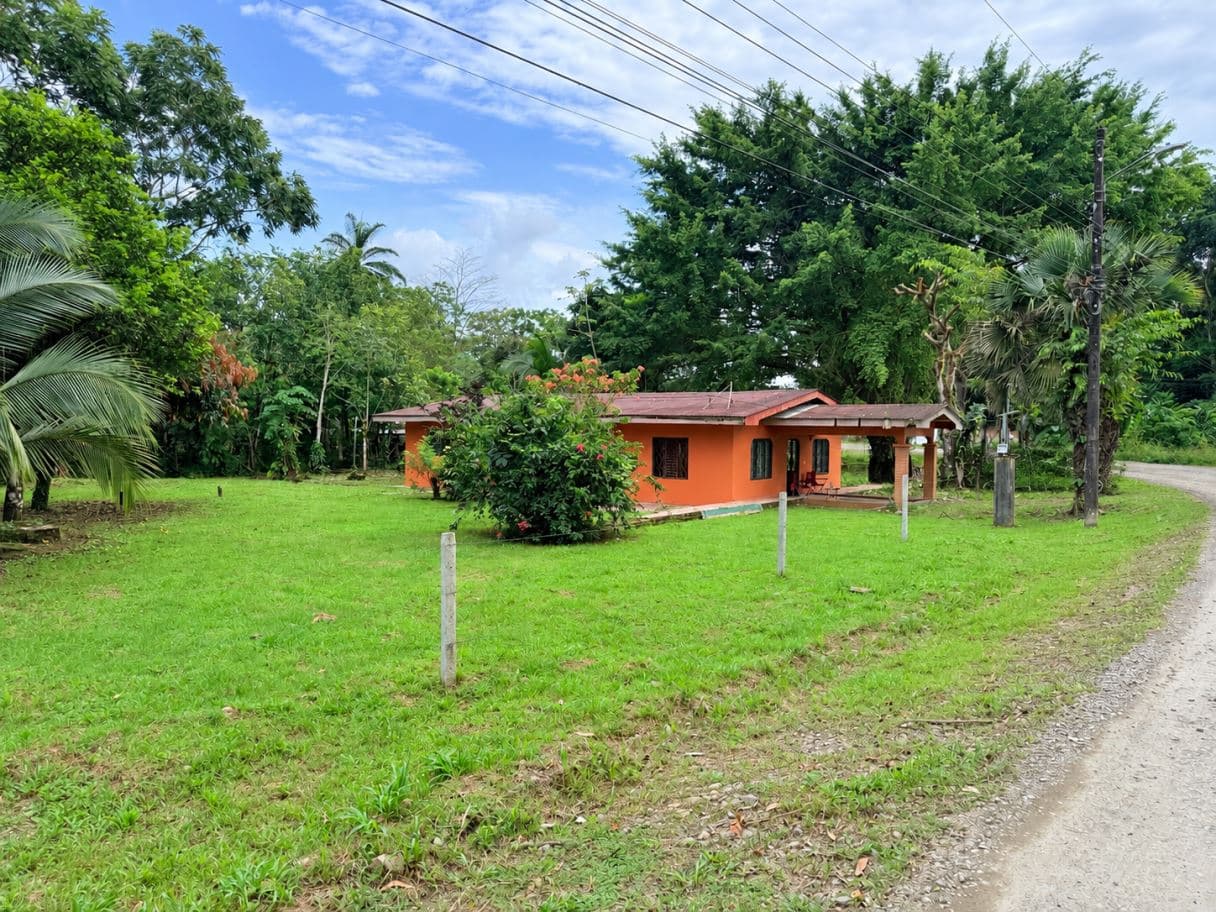 Home on a Spacious Lot with Residential and Commercial Use in Santa Clara de Upala, photo 2