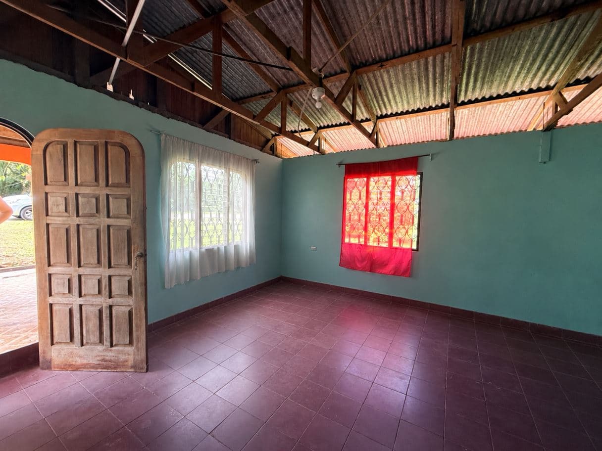 Home on a Spacious Lot with Residential and Commercial Use in Santa Clara de Upala, photo 4