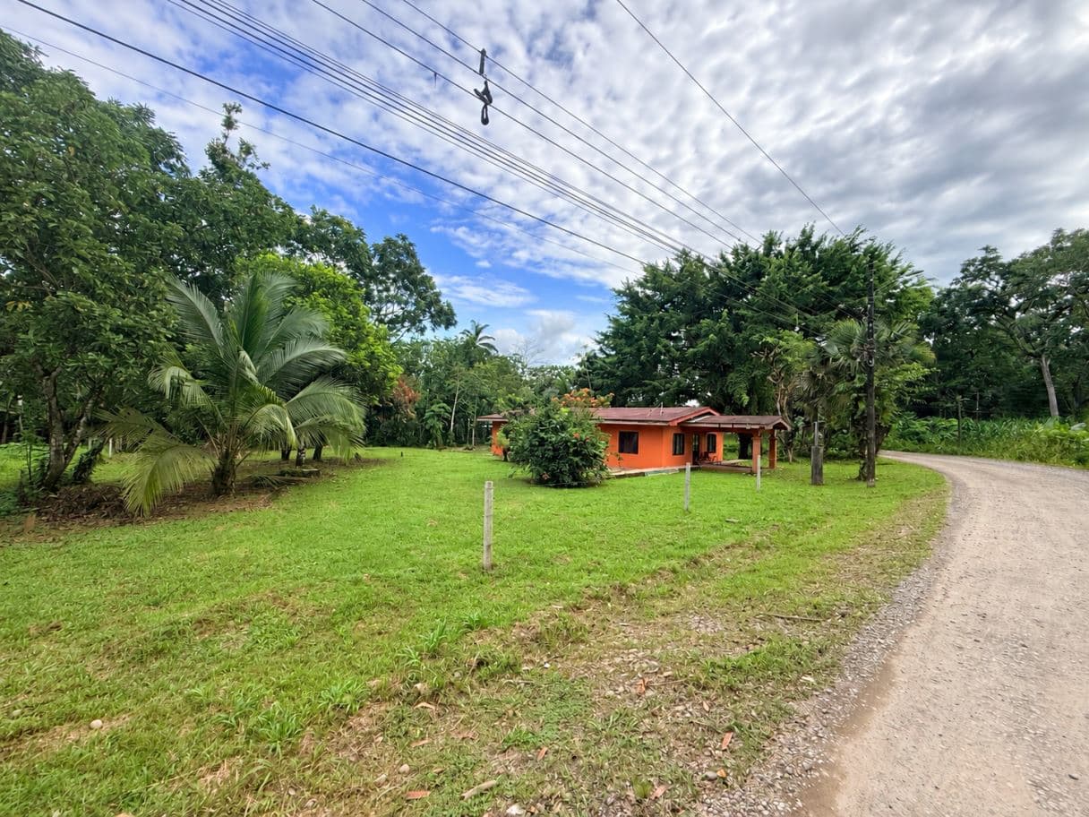 Home on a Spacious Lot with Residential and Commercial Use in Santa Clara de Upala, photo 3
