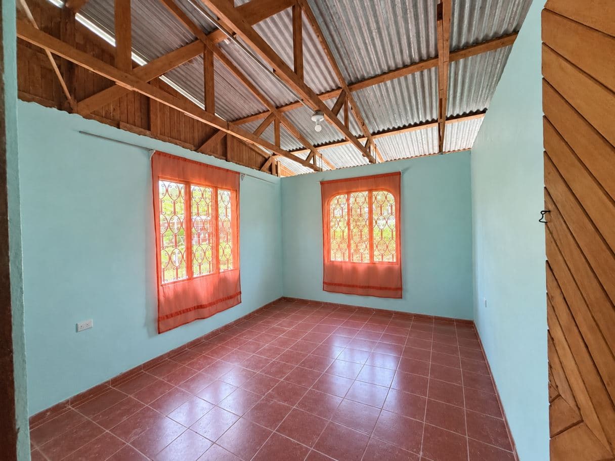 Home on a Spacious Lot with Residential and Commercial Use in Santa Clara de Upala, photo 8