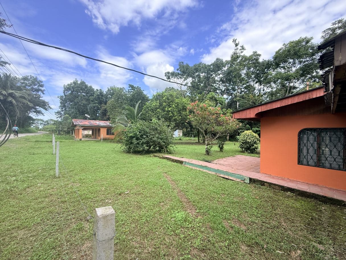 Home on a Spacious Lot with Residential and Commercial Use in Santa Clara de Upala, photo 14